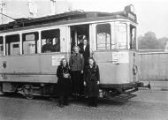 Schaffnerinnen im Jahr 1951 mit E-Tw 565 in der Seeriederstraße